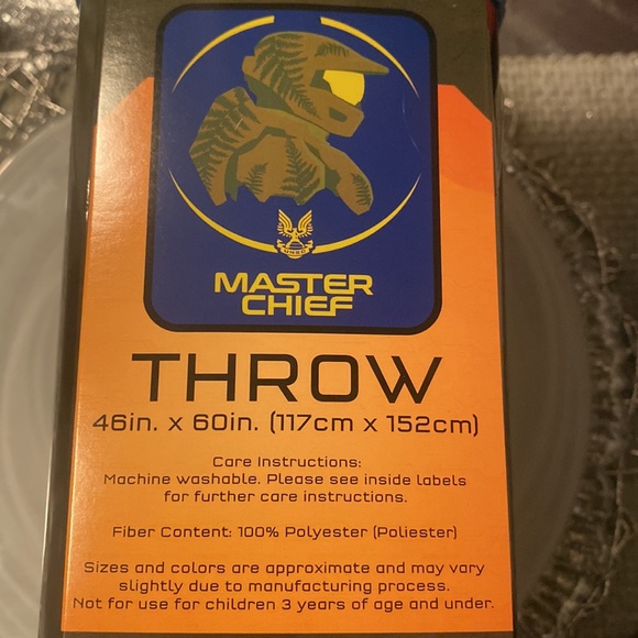 Halo Infinite 'Master Chief' Throw - Picture 4 of 5